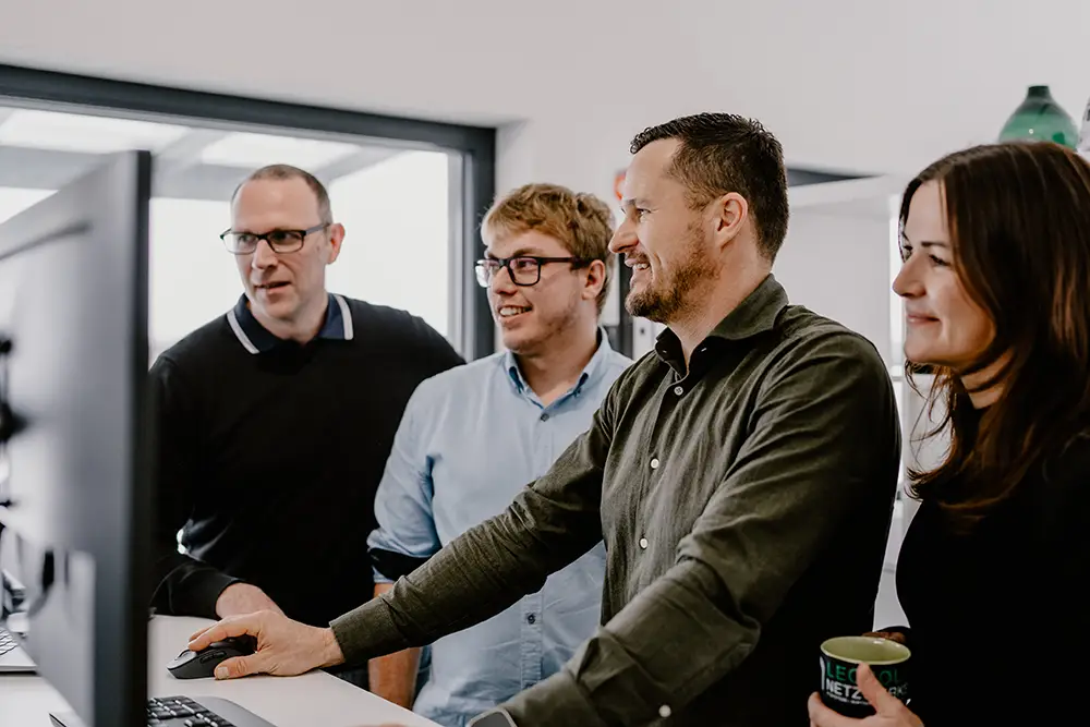 Unsere Mitarbeiter arbeiten gemeinsam an Projekten