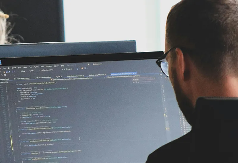 Person arbeitet an einem Quell-Code