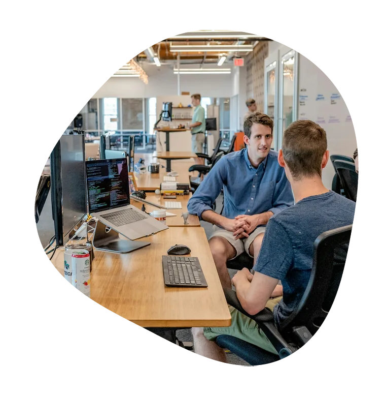 IT-Team im Gespräch am Arbeitsplatz
